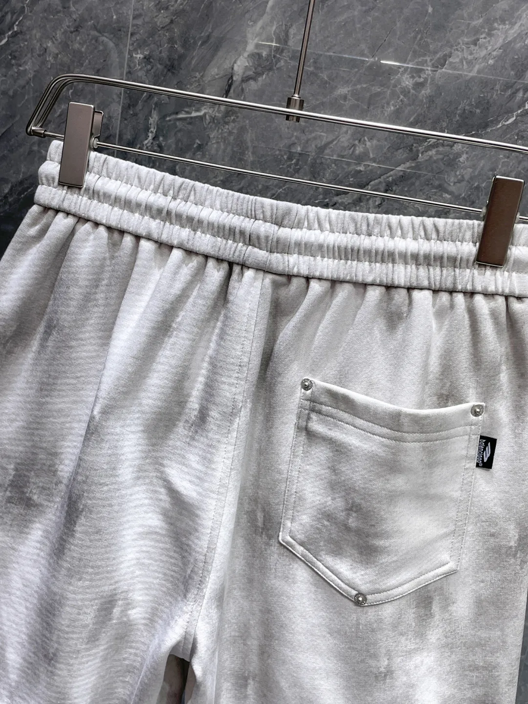Balenciaga's three-standard complete 2026 summer New Arrival men's casual shorts, advanced custom-made Breathable fabric, Breathable fabric, extremely stretchy and comfortable, impeccable details, top-grade accessories, original logo design concept, delicate and soft feel! The upper body shape is awesome! Size: M-XXXL Please state your height and weight when ordering